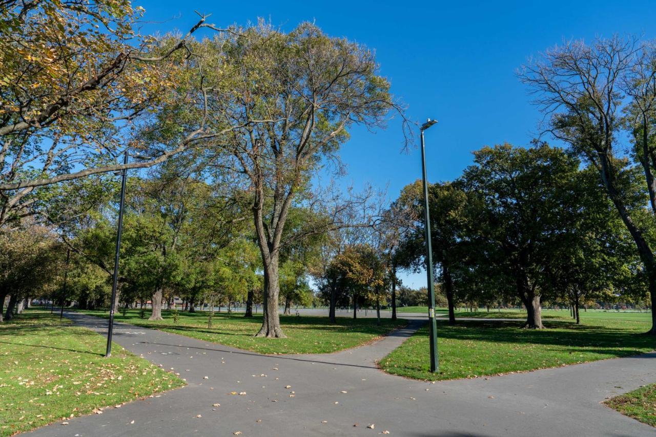 King Bed On Hagley Park Corner In The Cbd Christchurch Exterior foto