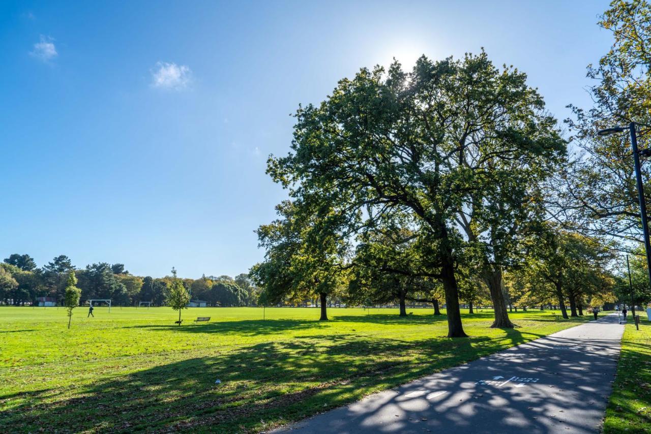 King Bed On Hagley Park Corner In The Cbd Christchurch Exterior foto